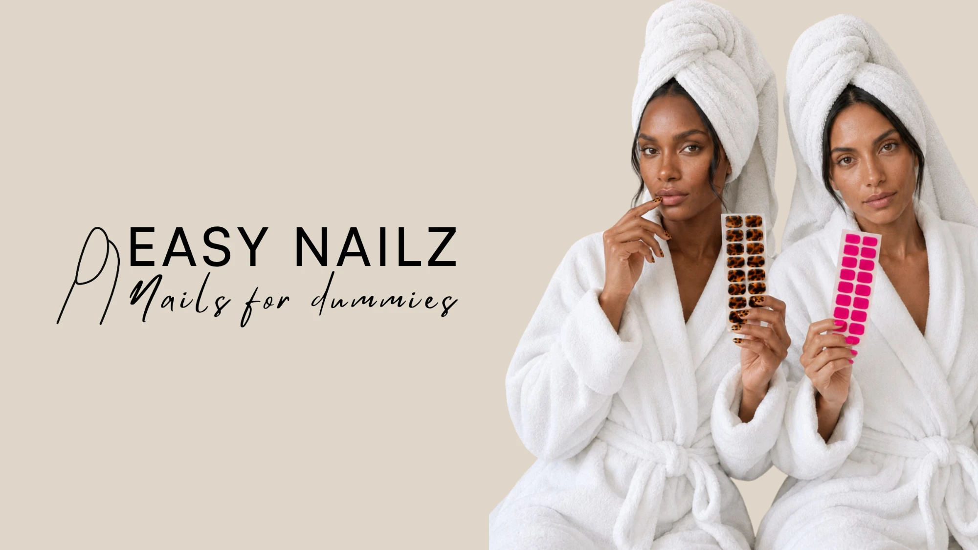 Dos mujeres en bata sosteniendo sets de stickers Easy Nailz