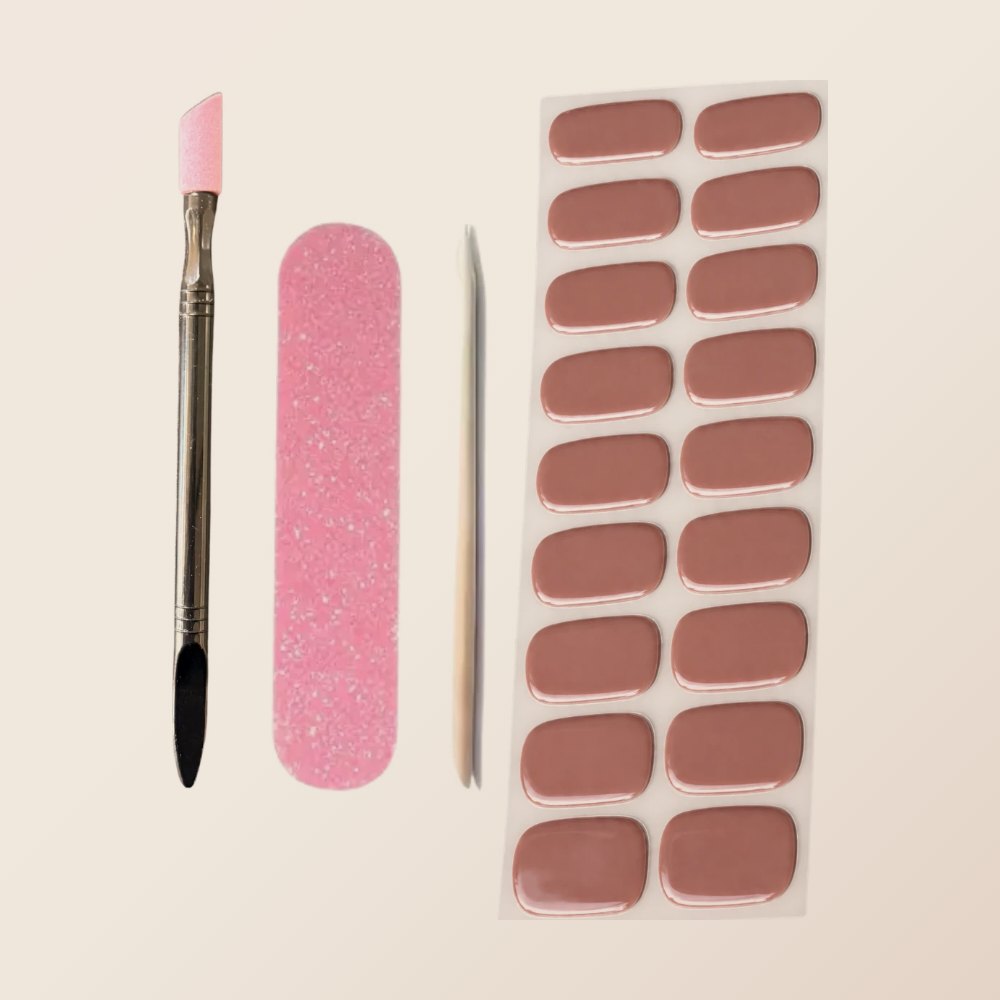 Contenido de un set Easy Nailz: 20 stickers de gel semicurado, lima, palito aplicador y lima moldeadora de cutícula